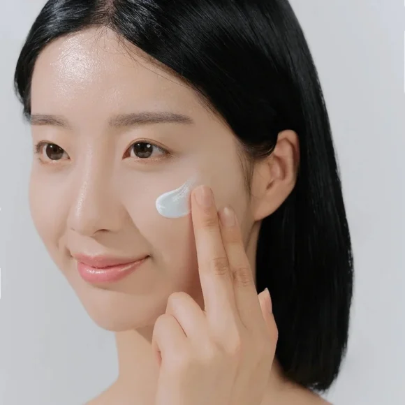 Skin1004 - Madagascar Centella Hyalu-Cica Water-Fit Sun Serum 15ml - Image 3